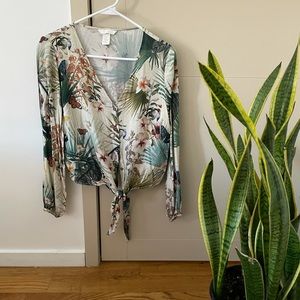 H&M long sleeve top w tie